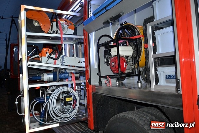 Zdjęcie w galerii na portalu naszraciborz.pl: Zajechał strażacki mercedes do Krzyżanowic wiadomości z regionu