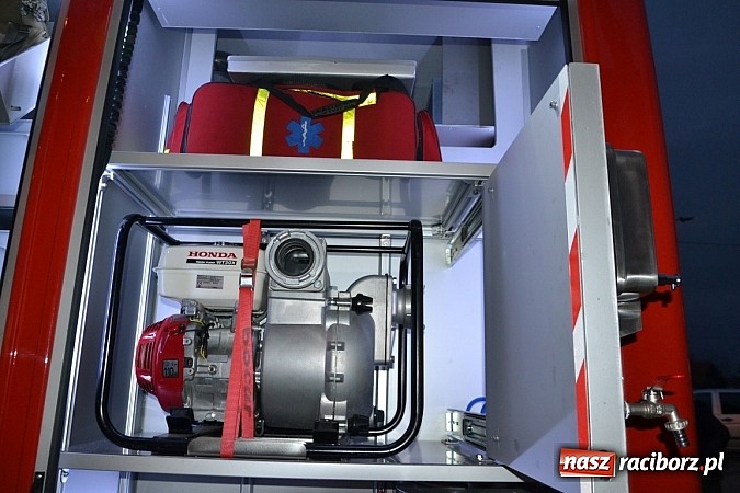 Zdjęcie w galerii na portalu naszraciborz.pl: Zajechał strażacki mercedes do Krzyżanowic wiadomości z regionu