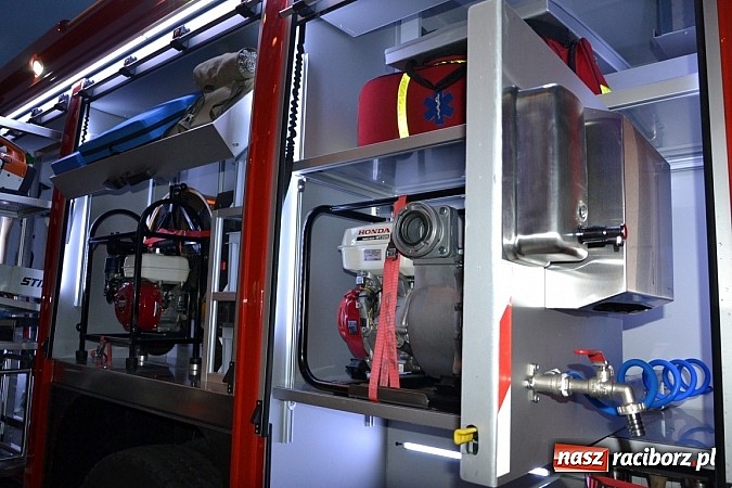 Zdjęcie w galerii na portalu naszraciborz.pl: Zajechał strażacki mercedes do Krzyżanowic wiadomości z regionu