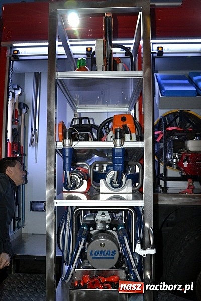 Zdjęcie w galerii na portalu naszraciborz.pl: Zajechał strażacki mercedes do Krzyżanowic wiadomości z regionu