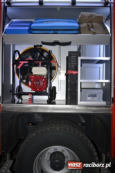 Zdjęcie w galerii na portalu naszraciborz.pl: Zajechał strażacki mercedes do Krzyżanowic wiadomości z regionu