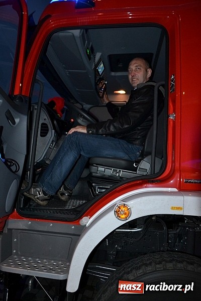 Zdjęcie w galerii na portalu naszraciborz.pl: Zajechał strażacki mercedes do Krzyżanowic wiadomości z regionu