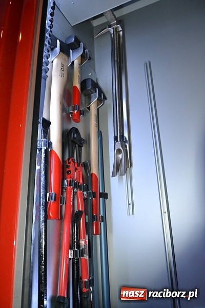 Zdjęcie w galerii na portalu naszraciborz.pl: Zajechał strażacki mercedes do Krzyżanowic wiadomości z regionu