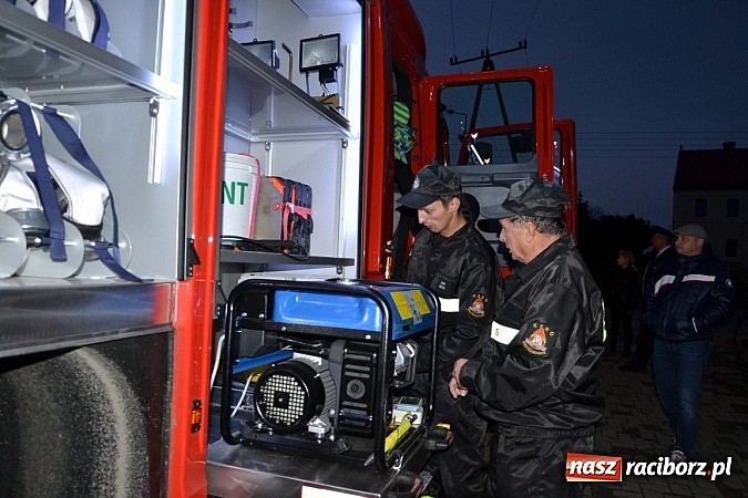 Zdjęcie w galerii na portalu naszraciborz.pl: Zajechał strażacki mercedes do Krzyżanowic wiadomości z regionu