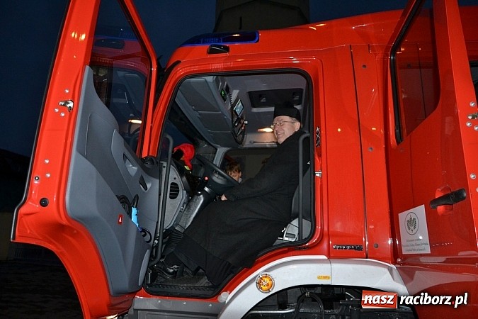 Zdjęcie w galerii na portalu naszraciborz.pl: Zajechał strażacki mercedes do Krzyżanowic wiadomości z regionu