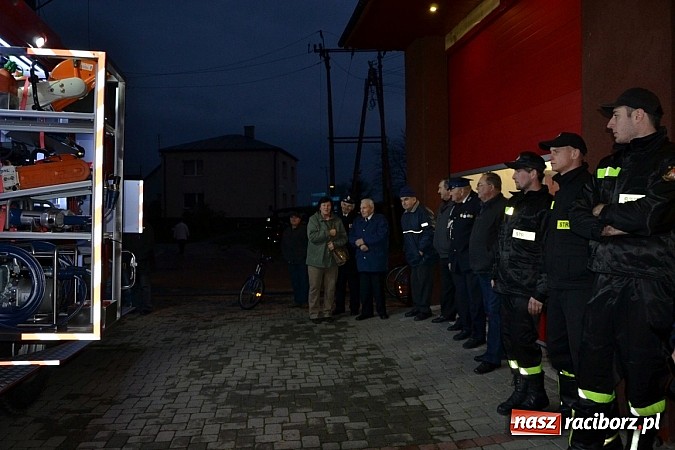 Zdjęcie w galerii na portalu naszraciborz.pl: Zajechał strażacki mercedes do Krzyżanowic wiadomości z regionu