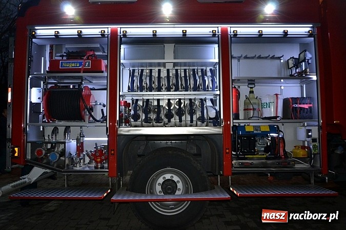 Zdjęcie w galerii na portalu naszraciborz.pl: Zajechał strażacki mercedes do Krzyżanowic wiadomości z regionu