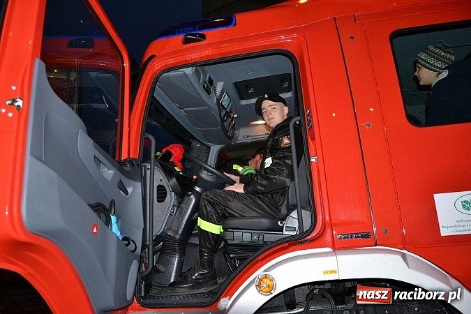 Zdjęcie w galerii na portalu naszraciborz.pl: Zajechał strażacki mercedes do Krzyżanowic wiadomości z regionu