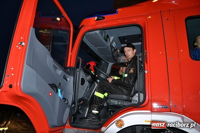 Zdjęcie w galerii na portalu naszraciborz.pl: Zajechał strażacki mercedes do Krzyżanowic wiadomości z regionu