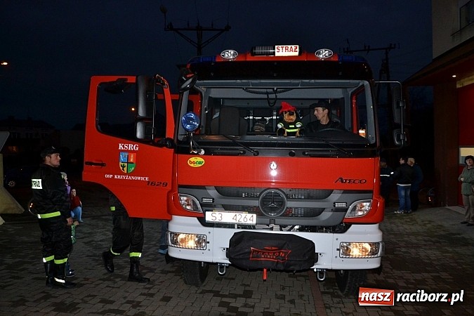 Zdjęcie w galerii na portalu naszraciborz.pl: Zajechał strażacki mercedes do Krzyżanowic wiadomości z regionu