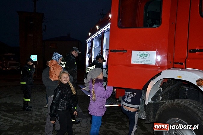 Zdjęcie w galerii na portalu naszraciborz.pl: Zajechał strażacki mercedes do Krzyżanowic wiadomości z regionu