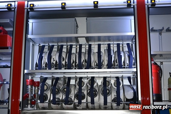Zdjęcie w galerii na portalu naszraciborz.pl: Zajechał strażacki mercedes do Krzyżanowic wiadomości z regionu