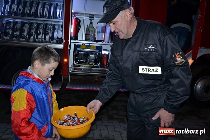 Zdjęcie w galerii na portalu naszraciborz.pl: Zajechał strażacki mercedes do Krzyżanowic wiadomości z regionu