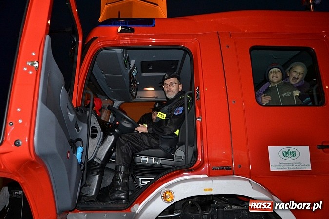 Zdjęcie w galerii na portalu naszraciborz.pl: Zajechał strażacki mercedes do Krzyżanowic wiadomości z regionu