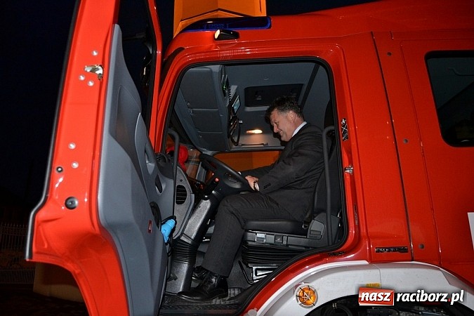 Zdjęcie w galerii na portalu naszraciborz.pl: Zajechał strażacki mercedes do Krzyżanowic wiadomości z regionu