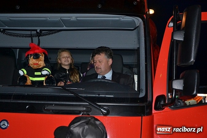 Zdjęcie w galerii na portalu naszraciborz.pl: Zajechał strażacki mercedes do Krzyżanowic wiadomości z regionu