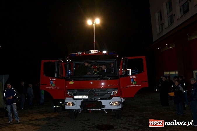 Zdjęcie w galerii na portalu naszraciborz.pl: Zajechał strażacki mercedes do Krzyżanowic wiadomości z regionu