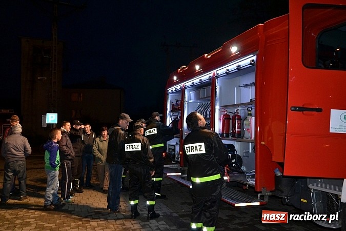 Zdjęcie w galerii na portalu naszraciborz.pl: Zajechał strażacki mercedes do Krzyżanowic wiadomości z regionu