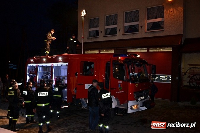 Zdjęcie w galerii na portalu naszraciborz.pl: Zajechał strażacki mercedes do Krzyżanowic wiadomości z regionu