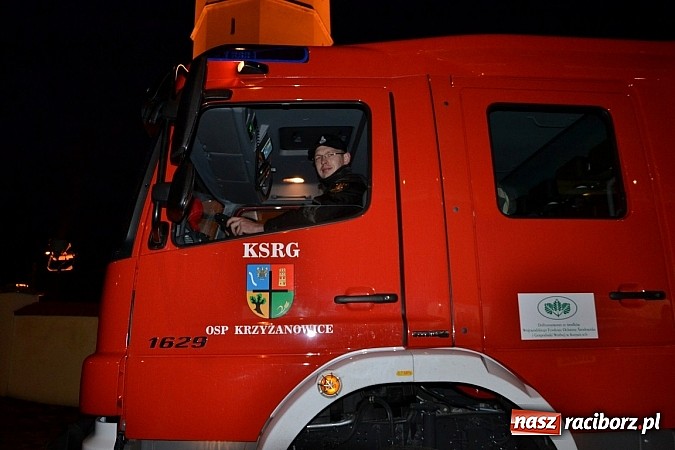 Zdjęcie w galerii na portalu naszraciborz.pl: Zajechał strażacki mercedes do Krzyżanowic wiadomości z regionu