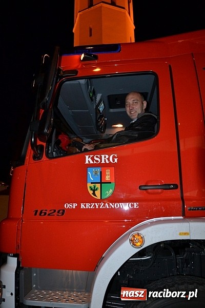 Zdjęcie w galerii na portalu naszraciborz.pl: Zajechał strażacki mercedes do Krzyżanowic wiadomości z regionu