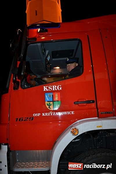 Zdjęcie w galerii na portalu naszraciborz.pl: Zajechał strażacki mercedes do Krzyżanowic wiadomości z regionu
