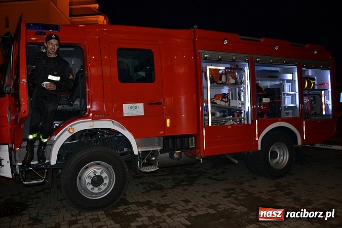 Zdjęcie w galerii na portalu naszraciborz.pl: Zajechał strażacki mercedes do Krzyżanowic wiadomości z regionu