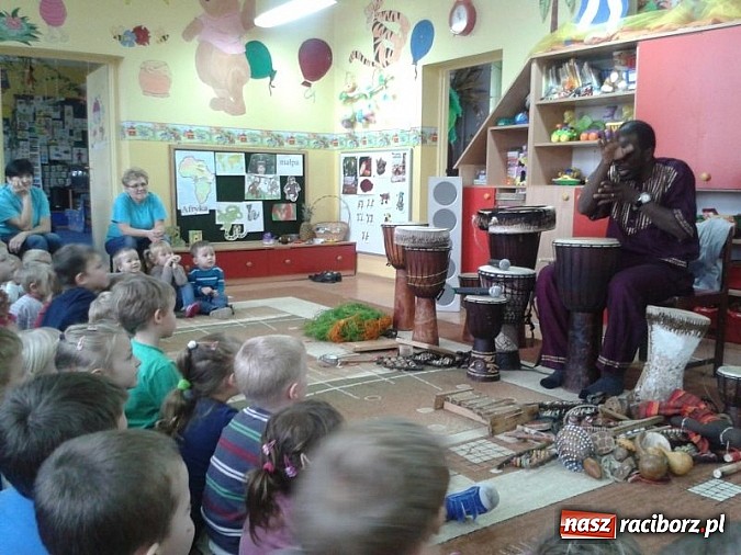 Zdjęcie w galerii na portalu naszraciborz.pl: Afrykańskie klimaty w Przedszkolu nr 17 wiadomości z regionu