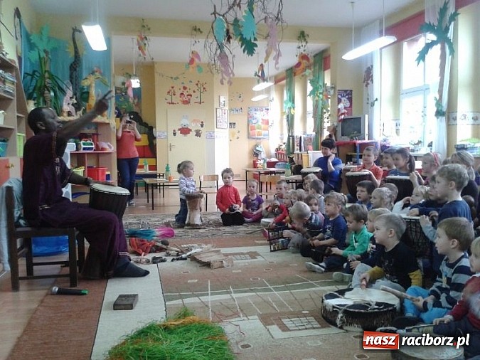 Zdjęcie w galerii na portalu naszraciborz.pl: Afrykańskie klimaty w Przedszkolu nr 17 wiadomości z regionu