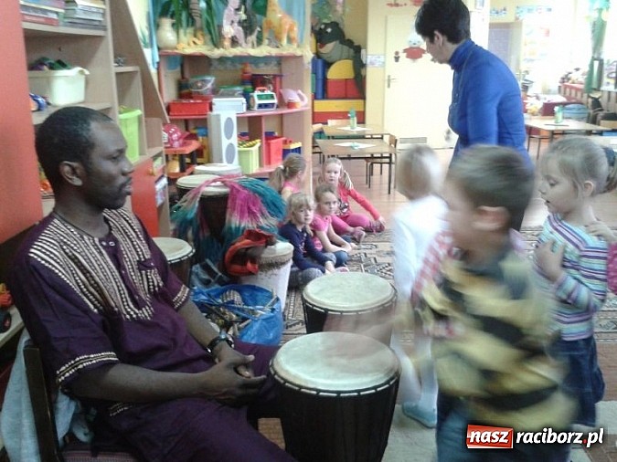 Zdjęcie w galerii na portalu naszraciborz.pl: Afrykańskie klimaty w Przedszkolu nr 17 wiadomości z regionu