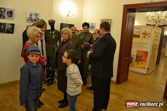 Zdjęcie w galerii na portalu naszraciborz.pl: Spotkanie pokoleń Rodziny Pułkowej na zamku wiadomości z regionu