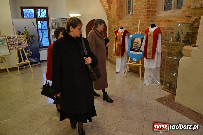 Zdjęcie w galerii na portalu naszraciborz.pl: Spotkanie pokoleń Rodziny Pułkowej na zamku wiadomości z regionu