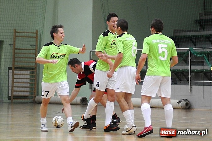 Zdjęcie w galerii na portalu naszraciborz.pl: Ostre strzelanie w Halowej Lidze Piłki Nożnej wiadomości z regionu
