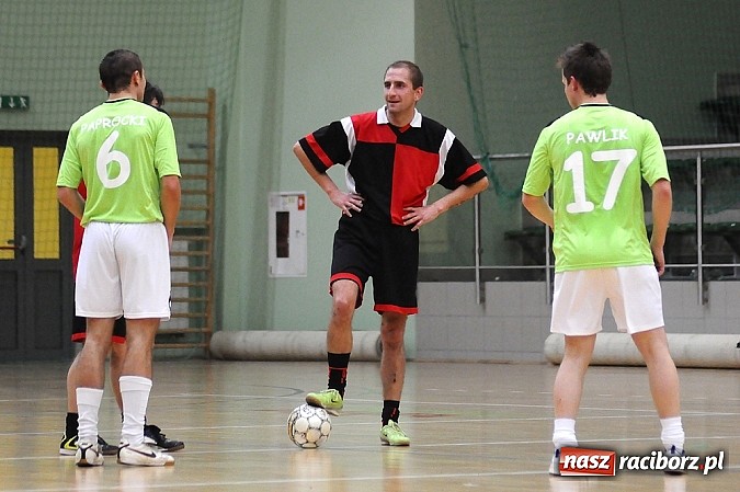 Zdjęcie w galerii na portalu naszraciborz.pl: Ostre strzelanie w Halowej Lidze Piłki Nożnej wiadomości z regionu