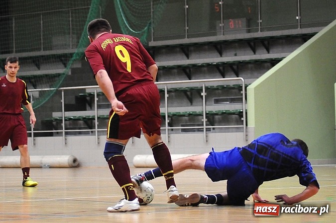 Zdjęcie w galerii na portalu naszraciborz.pl: Ostre strzelanie w Halowej Lidze Piłki Nożnej wiadomości z regionu