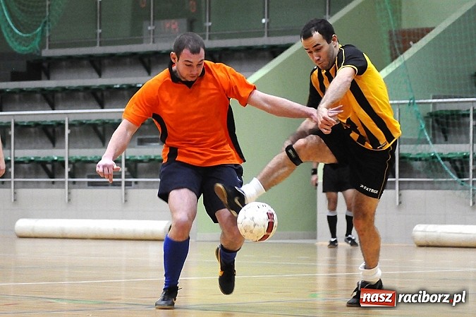 Zdjęcie w galerii na portalu naszraciborz.pl: Ostre strzelanie w Halowej Lidze Piłki Nożnej wiadomości z regionu