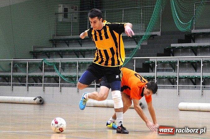 Zdjęcie w galerii na portalu naszraciborz.pl: Ostre strzelanie w Halowej Lidze Piłki Nożnej wiadomości z regionu
