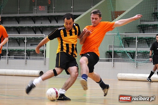 Zdjęcie w galerii na portalu naszraciborz.pl: Ostre strzelanie w Halowej Lidze Piłki Nożnej wiadomości z regionu