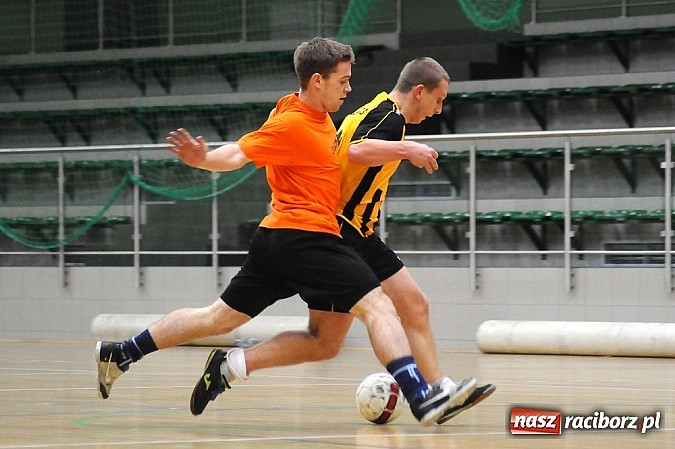 Zdjęcie w galerii na portalu naszraciborz.pl: Ostre strzelanie w Halowej Lidze Piłki Nożnej wiadomości z regionu
