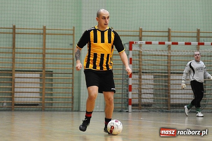 Zdjęcie w galerii na portalu naszraciborz.pl: Ostre strzelanie w Halowej Lidze Piłki Nożnej wiadomości z regionu