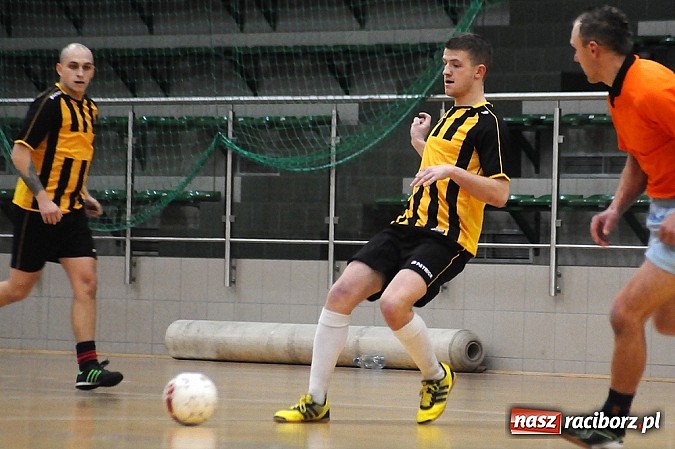 Zdjęcie w galerii na portalu naszraciborz.pl: Ostre strzelanie w Halowej Lidze Piłki Nożnej wiadomości z regionu