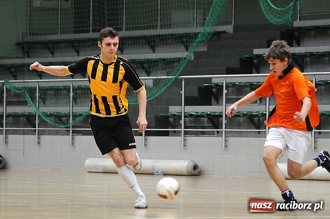 Zdjęcie w galerii na portalu naszraciborz.pl: Ostre strzelanie w Halowej Lidze Piłki Nożnej wiadomości z regionu