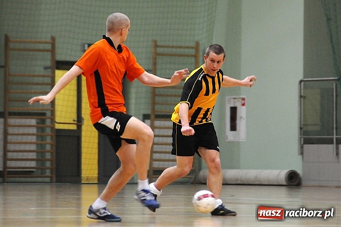 Zdjęcie w galerii na portalu naszraciborz.pl: Ostre strzelanie w Halowej Lidze Piłki Nożnej wiadomości z regionu