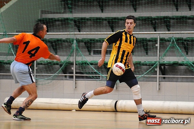 Zdjęcie w galerii na portalu naszraciborz.pl: Ostre strzelanie w Halowej Lidze Piłki Nożnej wiadomości z regionu