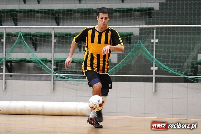 Zdjęcie w galerii na portalu naszraciborz.pl: Ostre strzelanie w Halowej Lidze Piłki Nożnej wiadomości z regionu