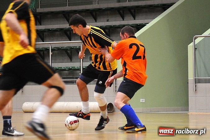 Zdjęcie w galerii na portalu naszraciborz.pl: Ostre strzelanie w Halowej Lidze Piłki Nożnej wiadomości z regionu
