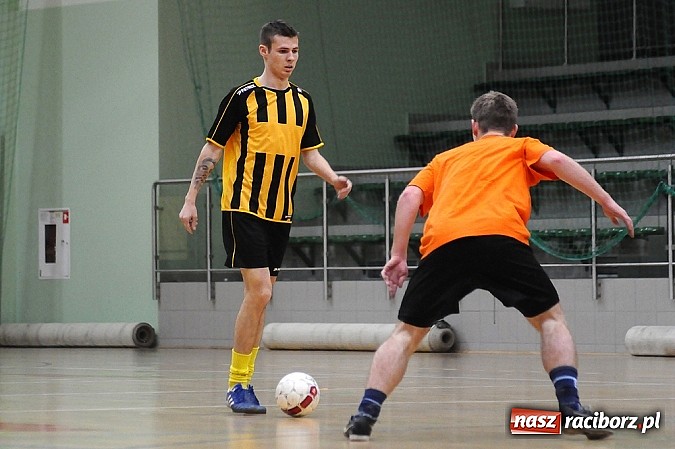 Zdjęcie w galerii na portalu naszraciborz.pl: Ostre strzelanie w Halowej Lidze Piłki Nożnej wiadomości z regionu
