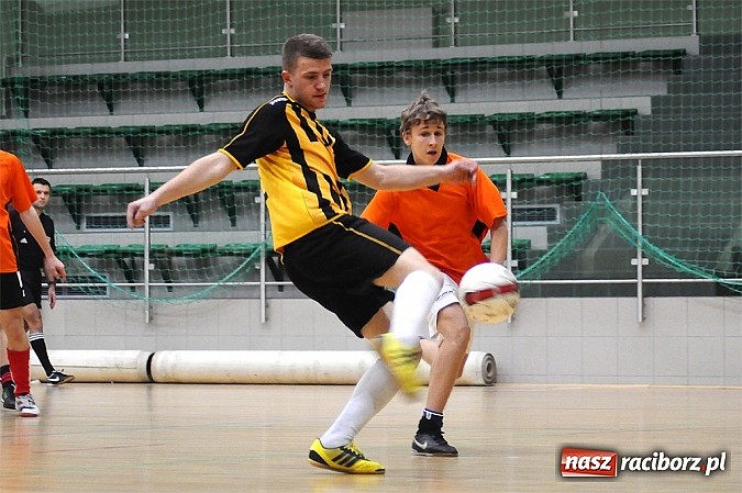 Zdjęcie w galerii na portalu naszraciborz.pl: Ostre strzelanie w Halowej Lidze Piłki Nożnej wiadomości z regionu