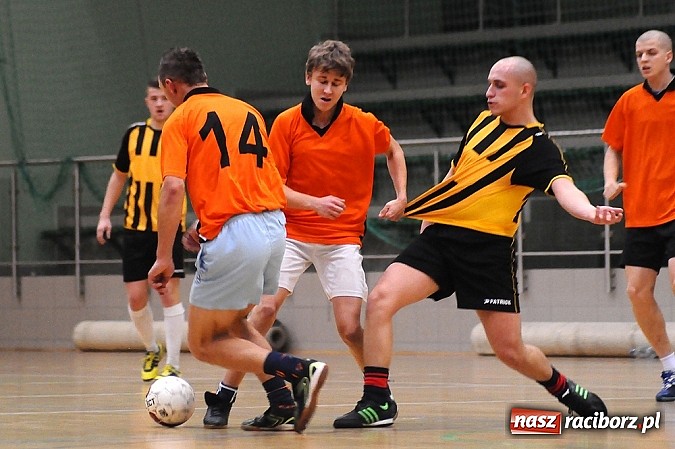 Zdjęcie w galerii na portalu naszraciborz.pl: Ostre strzelanie w Halowej Lidze Piłki Nożnej wiadomości z regionu