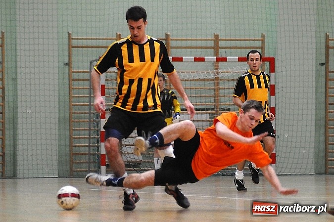 Zdjęcie w galerii na portalu naszraciborz.pl: Ostre strzelanie w Halowej Lidze Piłki Nożnej wiadomości z regionu